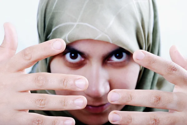 Jonge mooie moslim teef met handen in fron — Stockfoto