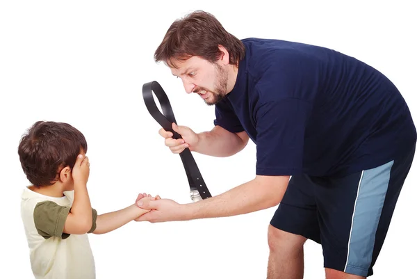 Молодой отец наказывает своего маленького сына — стоковое фото