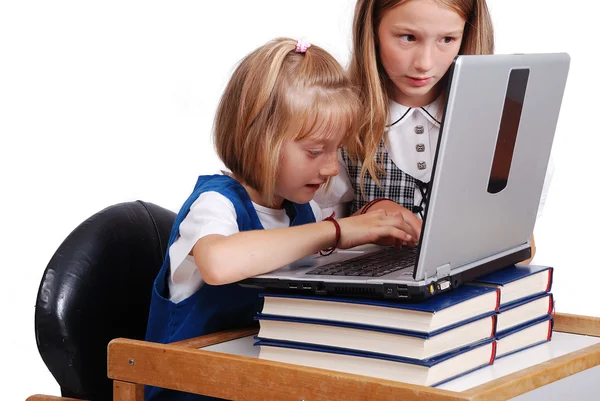 Działalność dzieci na laptopa na des — Zdjęcie stockowe