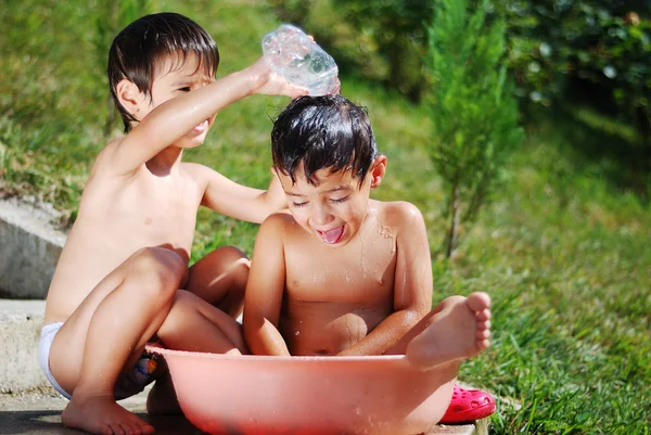 非常可爱的孩子玩水超越 — 图库照片