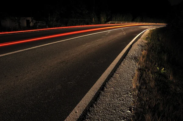 Lichten op weg in de nacht — Stockfoto