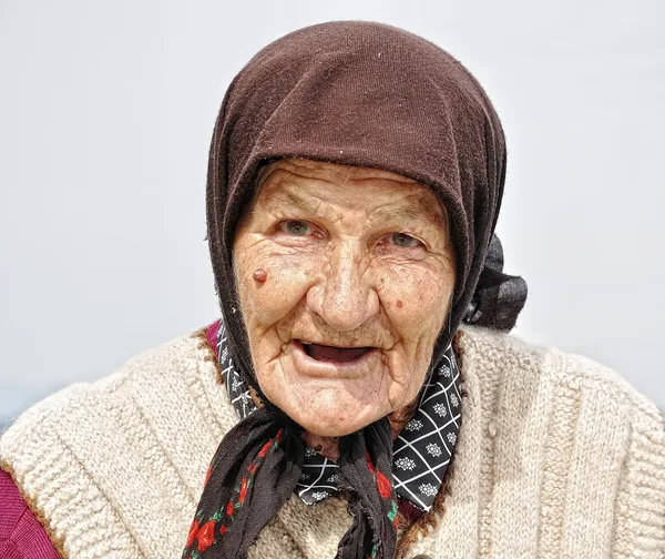 Очень старая женщина с выражением лица на ее папа — стоковое фото