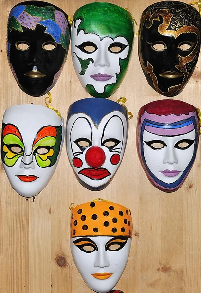 Många olika masker på trävägg — 图库照片