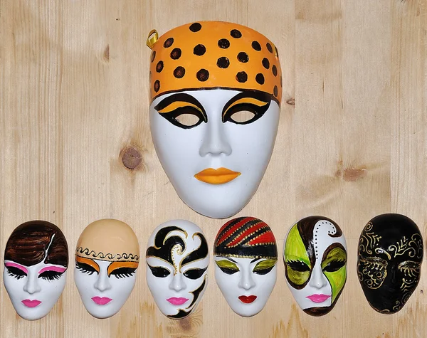 Muitas máscaras diferentes na parede de madeira — Fotografia de Stock