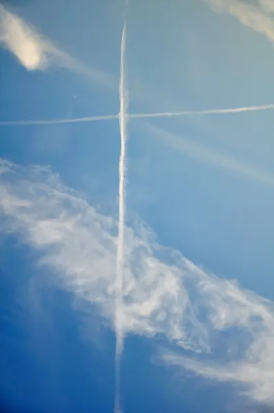 Kruis op de blauwe hemel — Stockfoto