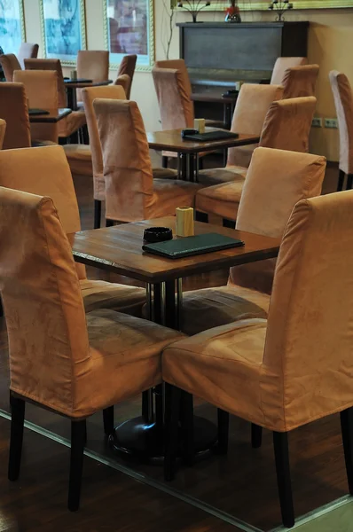 Restaurant leer, viele Tische und Stühle — Stockfoto