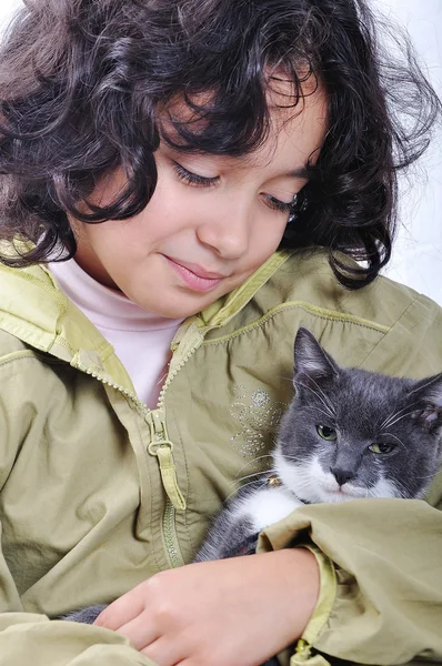 팔에 있는 고양이 함께 아주 귀여운 아이 — 스톡 사진