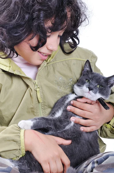 Sehr süßes Kind mit einer Katze im Arm — Stockfoto
