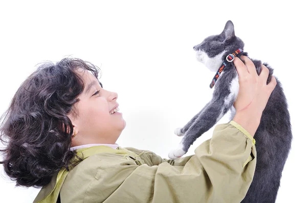 팔에 있는 고양이 함께 아주 귀여운 아이 — 스톡 사진