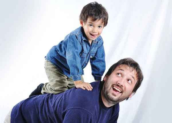 Feliz padre joven con su hijo en el respaldo blanco —  Fotos de Stock