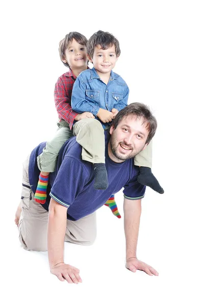 Szczęśliwy młody ojciec z jego dzieci na — Zdjęcie stockowe