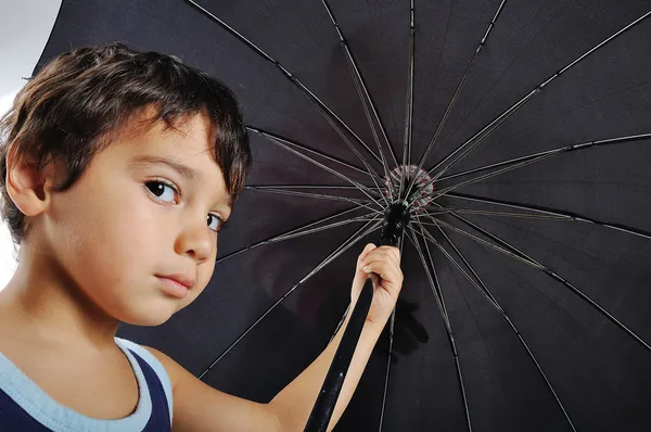Niño muy lindo con paraguas, aislado — Foto de Stock