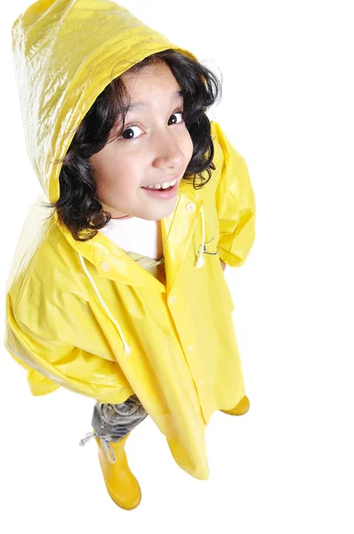 Маленька мила дівчинка з жовтим капюшоном ізольована — стокове фото