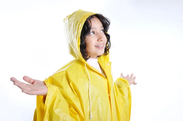 Kleines süßes Mädchen mit gelber Kapuze isoliert — Stockfoto