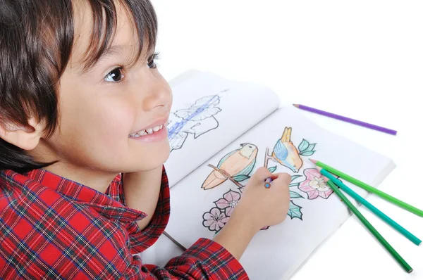 Маленький милый ребенок рисует на белом фоне — стоковое фото