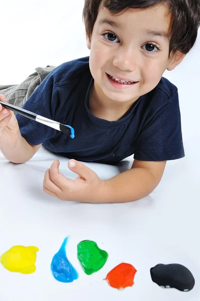 Uma criança fofa com cores no branco — Fotografia de Stock