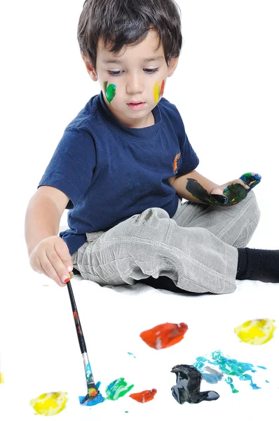 Ein kleines süßes Kind mit Farben auf Weiß — Stockfoto