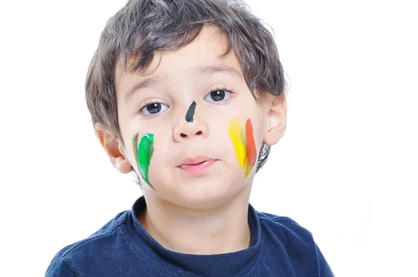 Un niño lindo con colores en blanco —  Fotos de Stock