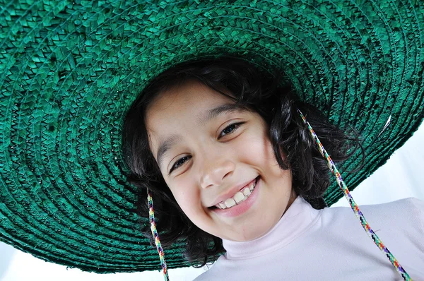 Une petite fille mignonne avec un chapeau sur la tête — Photo