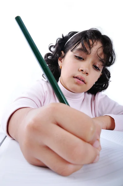 Маленькая симпатичная девочка пишет на блокноте — стоковое фото