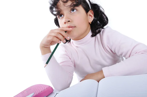 Una niña linda escribiendo en un cuaderno — Foto de Stock