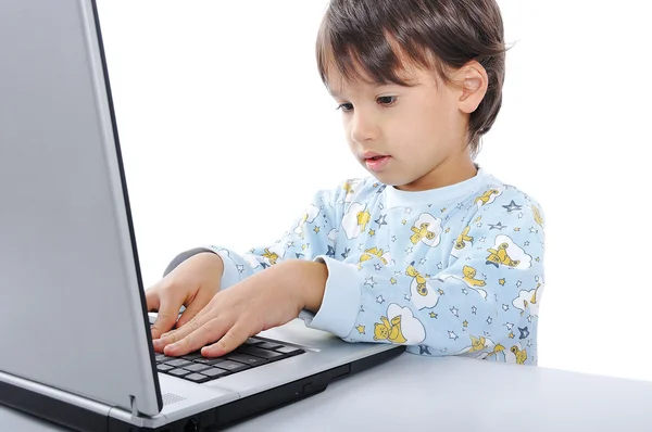 Маленький милый ребенок с изолированным ноутбуком — стоковое фото