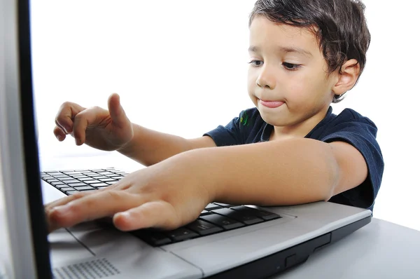 Um pequeno garoto bonito com um laptop isolado — Fotografia de Stock