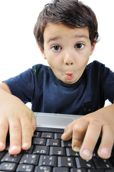 Um pequeno garoto bonito com um laptop isolado — Fotografia de Stock