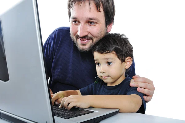 Ein kleines süßes Kind mit einem Laptop isoliert — Stockfoto