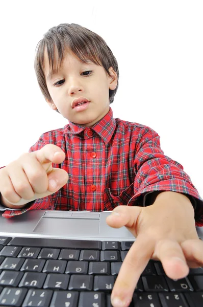 Ένα μικρό χαριτωμένο παιδί με ένα φορητό υπολογιστή που απομονώνονται — Φωτογραφία Αρχείου