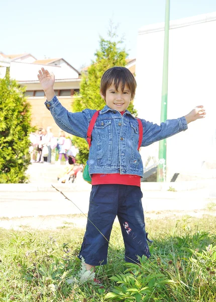 Bambini felici di fronte alla scuola, o — Foto Stock