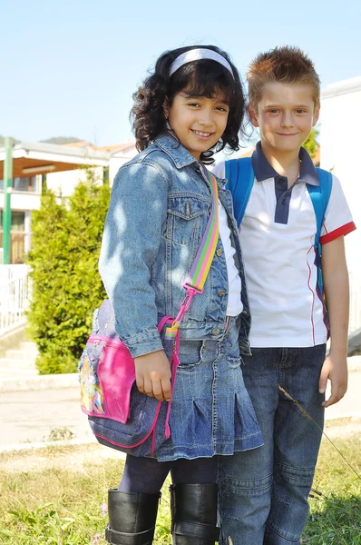 Crianças felizes em frente à escola, o — Fotografia de Stock