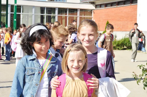 Niños felices frente a la escuela, o —  Fotos de Stock