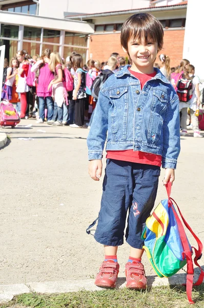 Crianças felizes em frente à escola, o — Fotografia de Stock