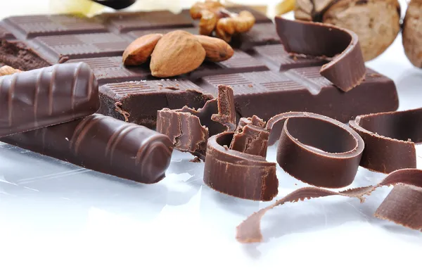 Chocolate, mesa, peças, em backg branco — Fotografia de Stock