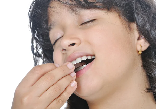 Krásná šťastná dívka jíst čokoládu na — Stock fotografie
