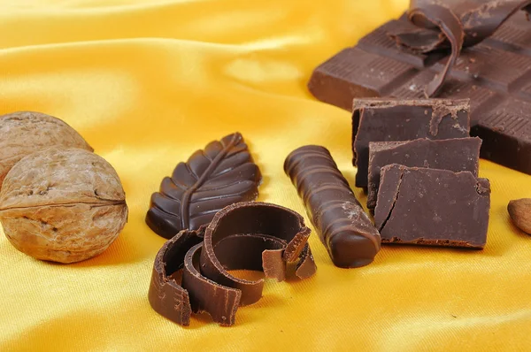Chocolate, mesa, pedazos, sobre dorada espalda —  Fotos de Stock
