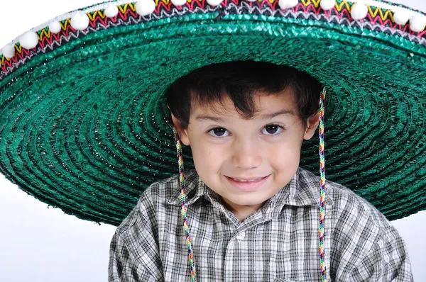 Miúdo bonito com chapéu mexicano na cabeça — Fotografia de Stock