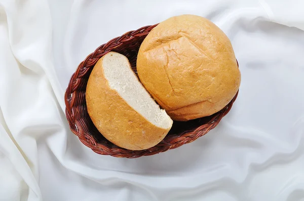 Натуральный хлеб, два куска в корзине по s Лицензионные Стоковые Фото