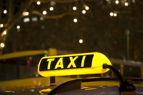 Signe de taxi jaune allemand nuit — Photo