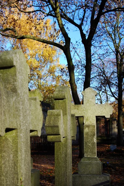 Krzyż nagrobek cmentarz — Zdjęcie stockowe