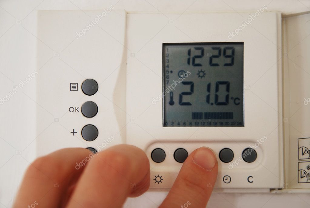 Hand setting the temperature of the heating thermostat