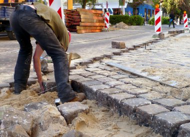 Arnavut kaldırımlı fayans ustası