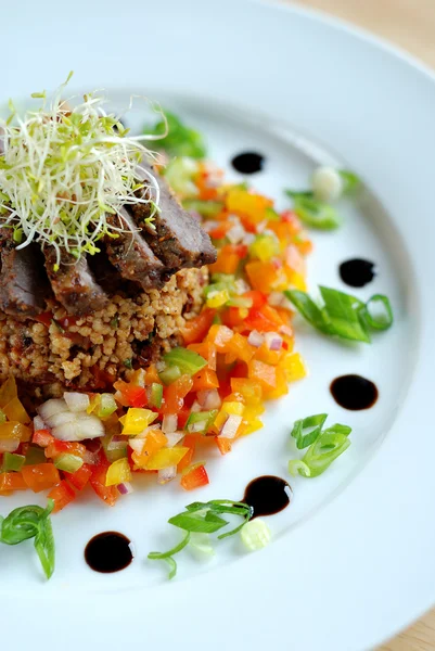 Rindfleisch und Cous-Cous-Salat — Stockfoto