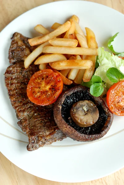 Steak avec frites et salade — Photo
