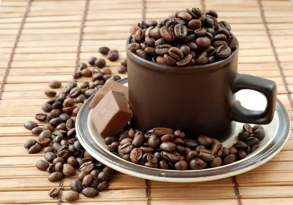 Cup met koffie bonen — Stockfoto