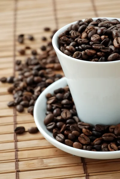 Copo com grãos de café — Fotografia de Stock