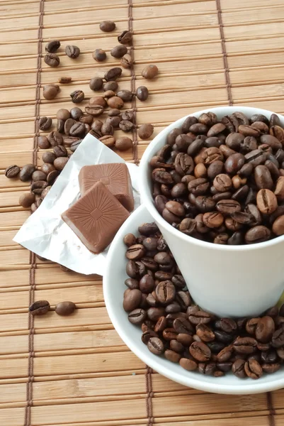 Xícara de grãos de café — Fotografia de Stock