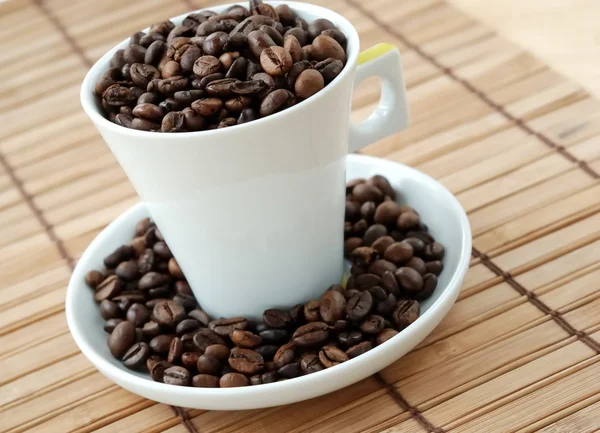 咖啡豆的杯子 — 图库照片