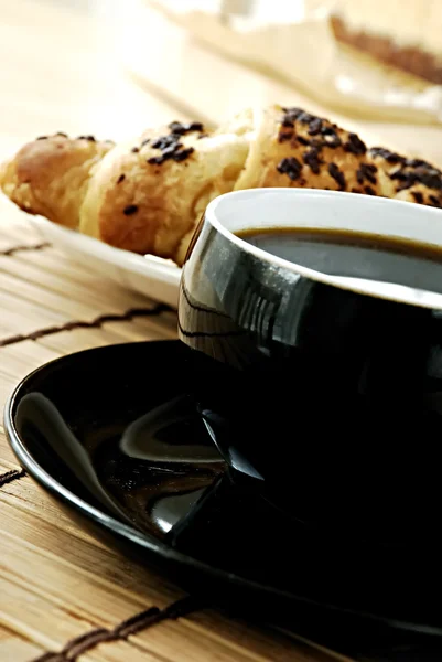 Kaffe med crossaint — Stockfoto